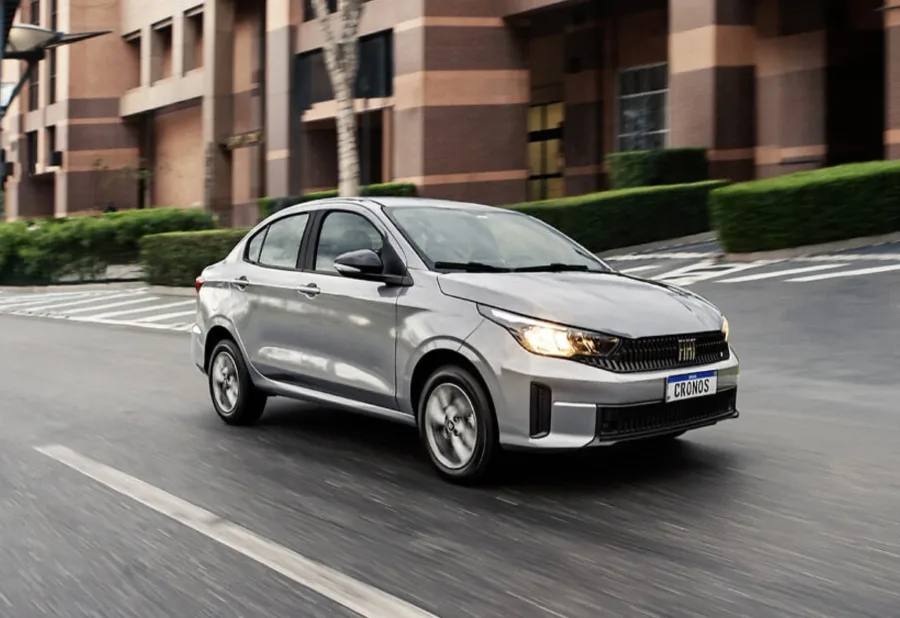 Fiat Cronos: Entre os compactos, entrega até 15,9 km/l na estrada e segue forte no uso diário, atraindo quem prioriza custo de abastecimento e simplicidade.