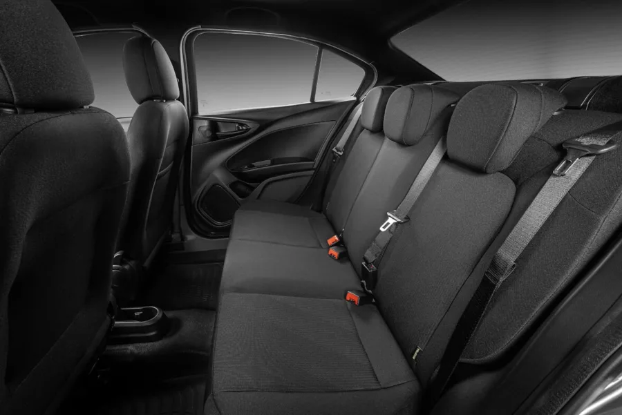 Tem espaço para 5 ocupantes, porta-malas de 509 litros, ar-condicionado, vidros elétricos, controle de tração e estabilidade, além de sensores de estacionamento traseiro.