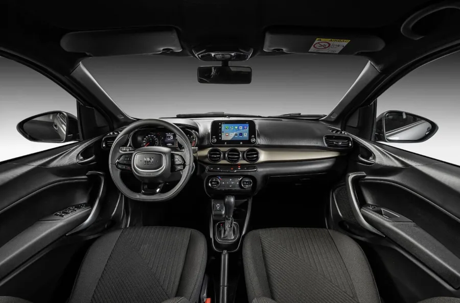 O câmbio CVT de sete marchas simuladas torna a condução mais confortável, com trocas suaves e direção elétrica leve para manobras cotidianas.