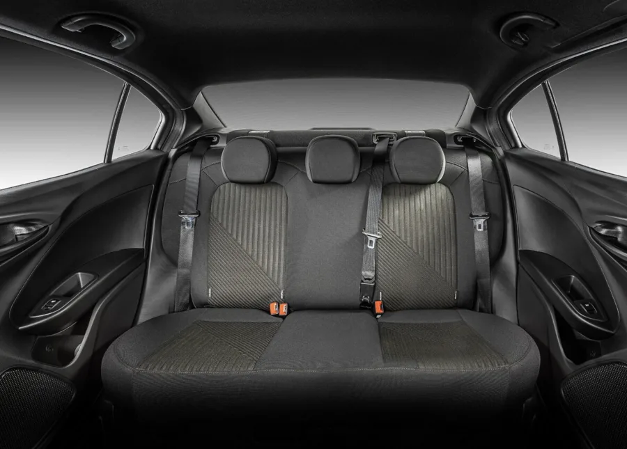 Oferece conforto para cinco pessoas, 509 litros de porta-malas, ar-condicionado, multimídia com USB e Bluetooth e controles de estabilidade e tração.