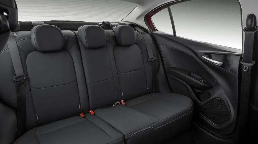 O interior acomoda cinco pessoas com conforto, porta-malas de 525 litros e boa ergonomia; ideal para famílias que precisam de espaço e conveniência.