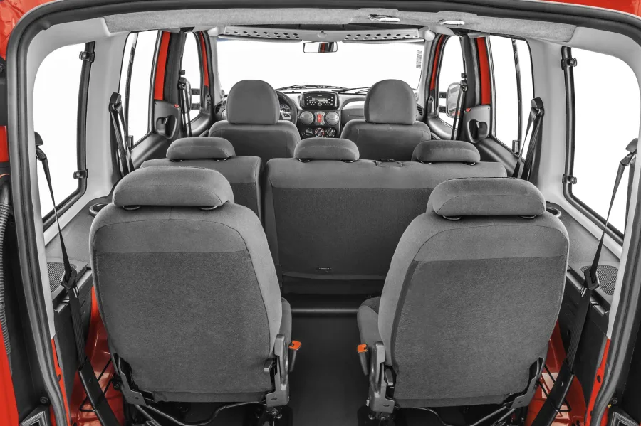 O interior acomoda sete pessoas e oferece porta-malas de 665 litros (ou 200 litros com a terceira fileira montada). Os bancos rebatíveis aumentam a versatilidade. O modelo entrega conforto com ar-condicionado, vidros elétricos e bom isolamento térmico, ideal para famílias ou transporte profissional.