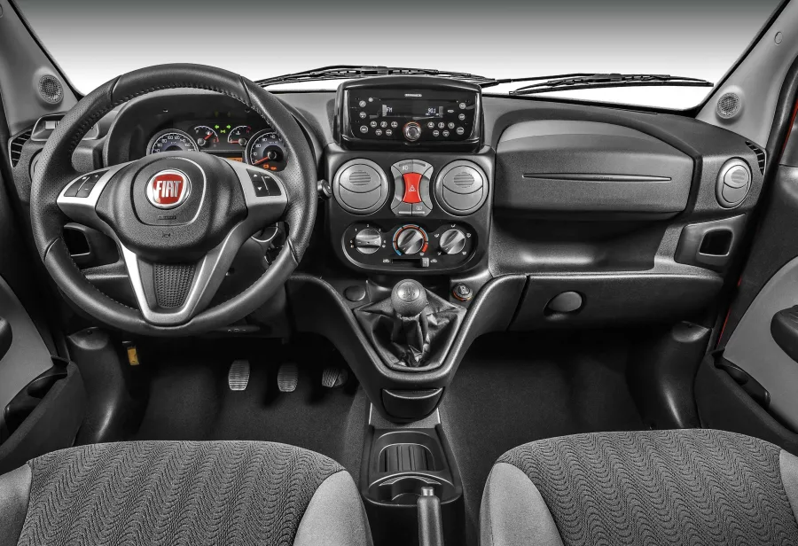 A condução é simples, com tração dianteira, direção hidráulica e câmbio manual de cinco marchas. O comportamento é previsível, com bom conforto ao volante e dirigibilidade estável, embora o tamanho e a altura da carroceria exijam atenção nas curvas.