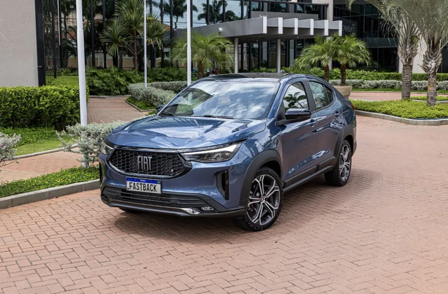 Equipado com motor 1.0 turbo de 130 cv e torque de 20,4 kgfm, o Fastback Impetus 1.0 Hybrid 2025 oferece desempenho ágil e comportamento equilibrado tanto na cidade quanto na estrada.