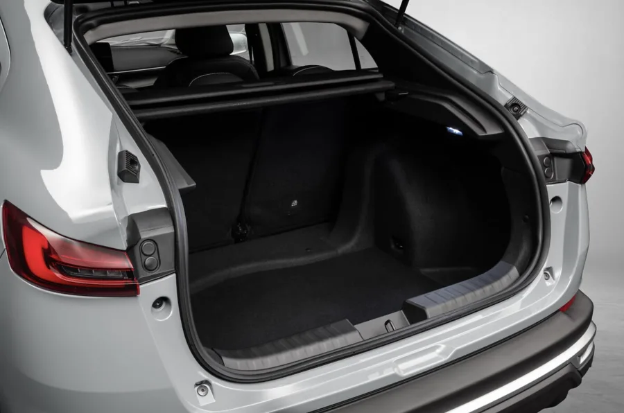 O Fiat Fastback Audace 1.0 2023 tem porta-malas de 516 litros, um dos maiores da categoria. É ideal para viagens em família e comporta malas grandes sem comprometer o conforto interno.