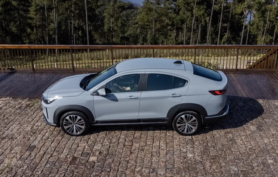 Consome cerca de 8,4 km/l no etanol e até 14,6 km/l na gasolina, com tanque de 47 litros e autonomia máxima de 686 km, dependendo do combustível.