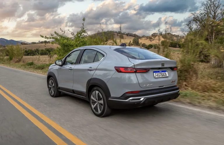 Fiat Fastback Audace 1.0 2023: Preço, Ficha técnica, Consumo, Equipamentos e Fotos; interior espaçoso e porta-malas de 516 litros