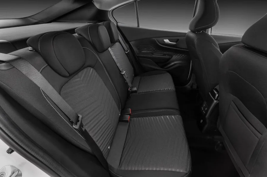 Com espaço para cinco ocupantes, bom isolamento acústico e 516 litros de porta-malas, o Fastback alia tecnologia e segurança, com seis airbags e frenagem automática.