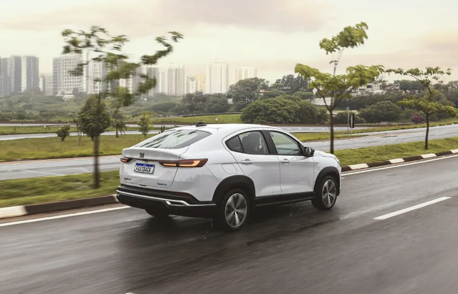O Fiat Fastback Audace 1.0 Hybrid 2025 é voltado a quem busca eficiência e conforto para o dia a dia. O SUV híbrido leve combina economia e praticidade em uso urbano e viagens curtas.