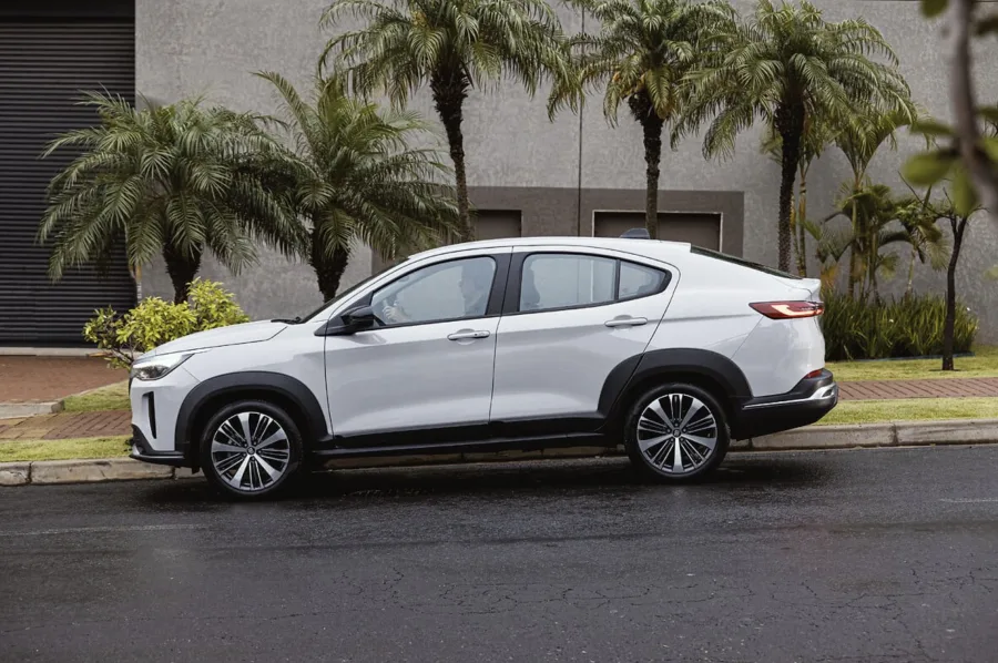 O consumo é destaque: 8,9 km/l e 9,8 km/l com etanol, 12,6 km/l e 13,9 km/l com gasolina, resultando em autonomia entre 567 e 626 km conforme o combustível.