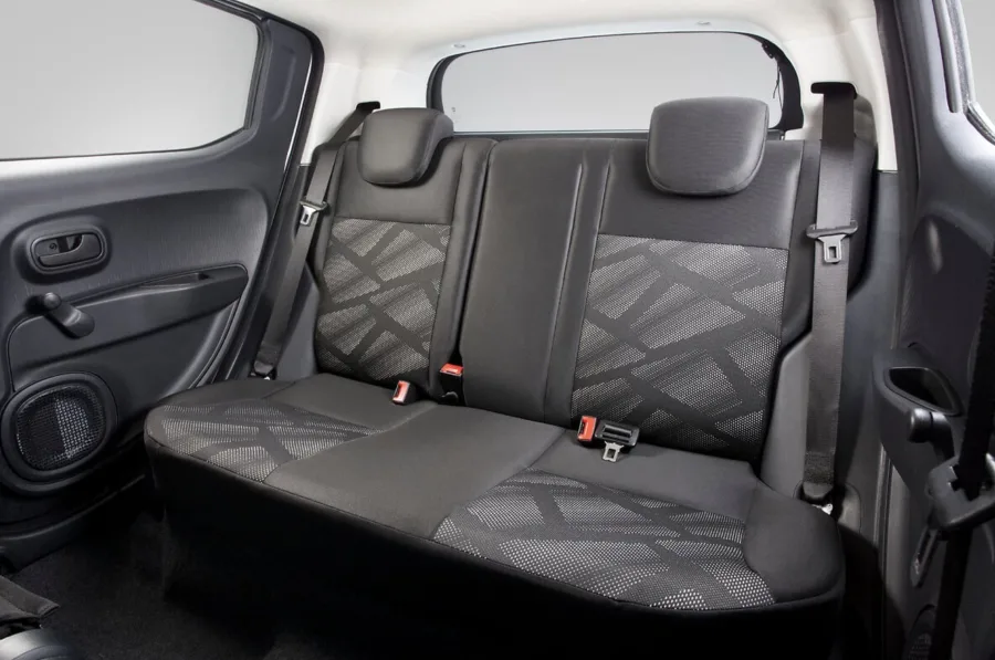 Interior e conforto: acomoda até 5 pessoas, com porta-malas de 235 litros e bancos rebatíveis, ideal para deslocamentos diários e uso urbano leve.