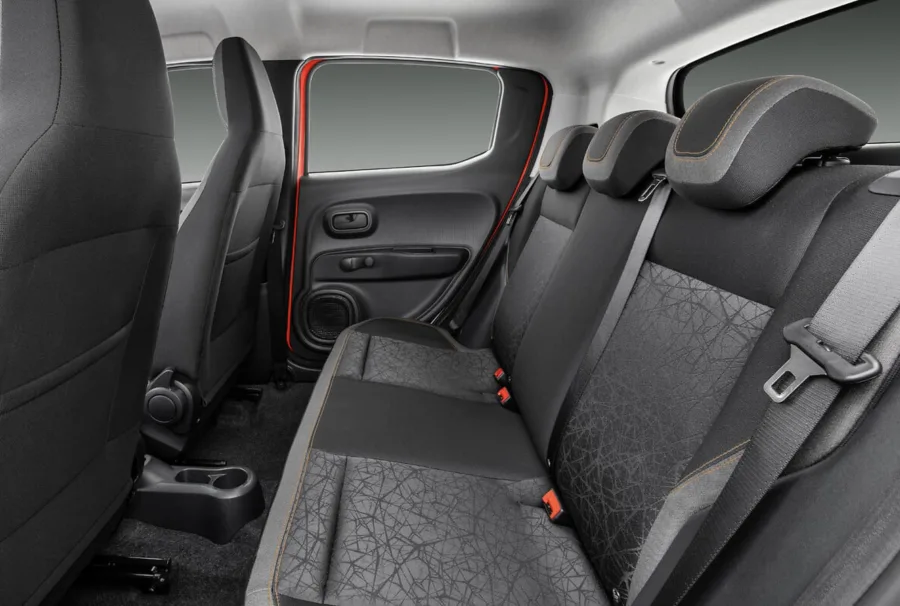 O Fiat Mobi Trekking 1.0 2026 acomoda até 5 ocupantes, com espaço mais adequado para quatro adultos. Os bancos dianteiros são confortáveis e a posição de dirigir é elevada. Possui fixação ISOFIX para cadeirinhas infantis, garantindo mais segurança para famílias.