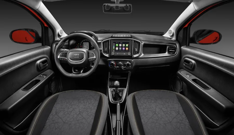 Conta com câmbio manual de 5 marchas, tração dianteira e direção elétrica leve, o que facilita manobras e reduz o esforço em deslocamentos urbanos.