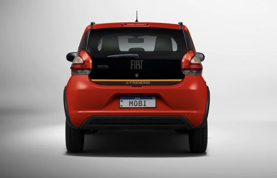 É bom para o dia a dia e viagens curtas: compacto, econômico e fácil de estacionar, mas com pouco espaço traseiro e autonomia limitada para longas distâncias.