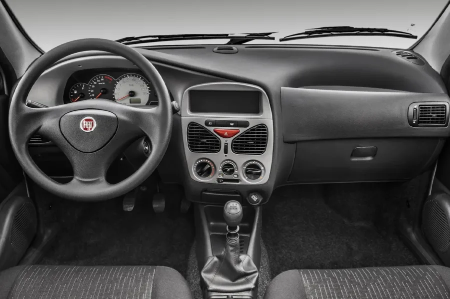 A transmissão manual de cinco marchas e a tração dianteira oferecem condução leve e previsível. A direção sem assistência exige mais esforço em manobras.