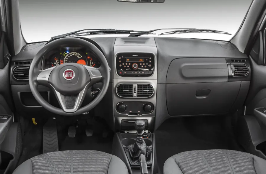 A tração é dianteira, câmbio manual de 5 marchas e direção hidráulica tornam a condução leve, mas não muito moderna comparada a concorrentes.