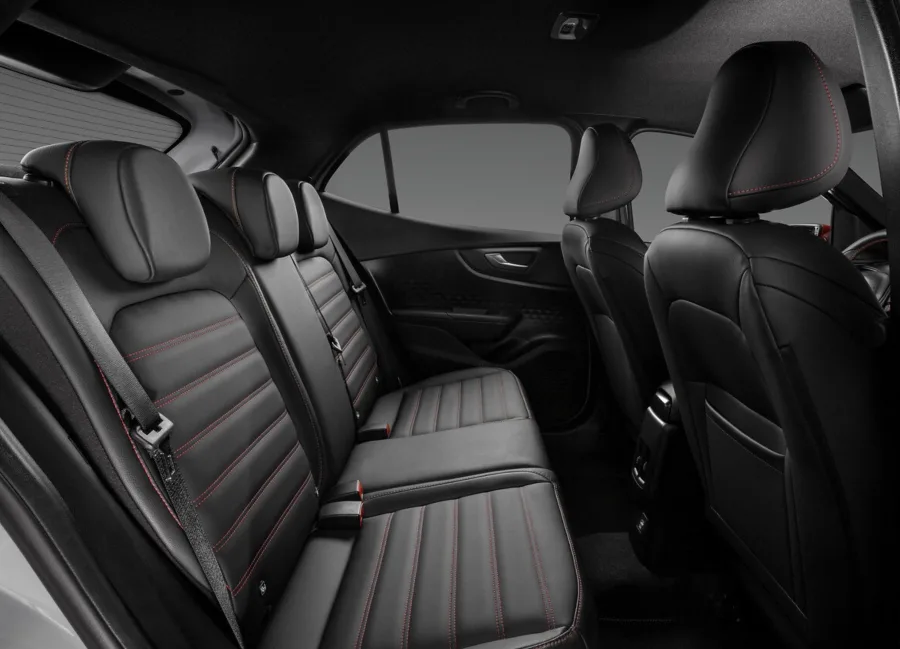 O interior tem espaço para cinco pessoas, bancos em couro e conectividade avançada com Wi-Fi, carregador por indução e assistente de permanência em faixa, priorizando conforto e segurança.