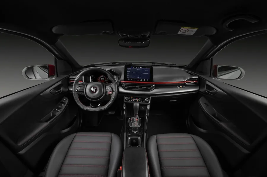 A transmissão automática de seis marchas e a tração dianteira garantem condução suave, com trocas precisas e modo manual por aletas no volante, facilitando o uso diário.