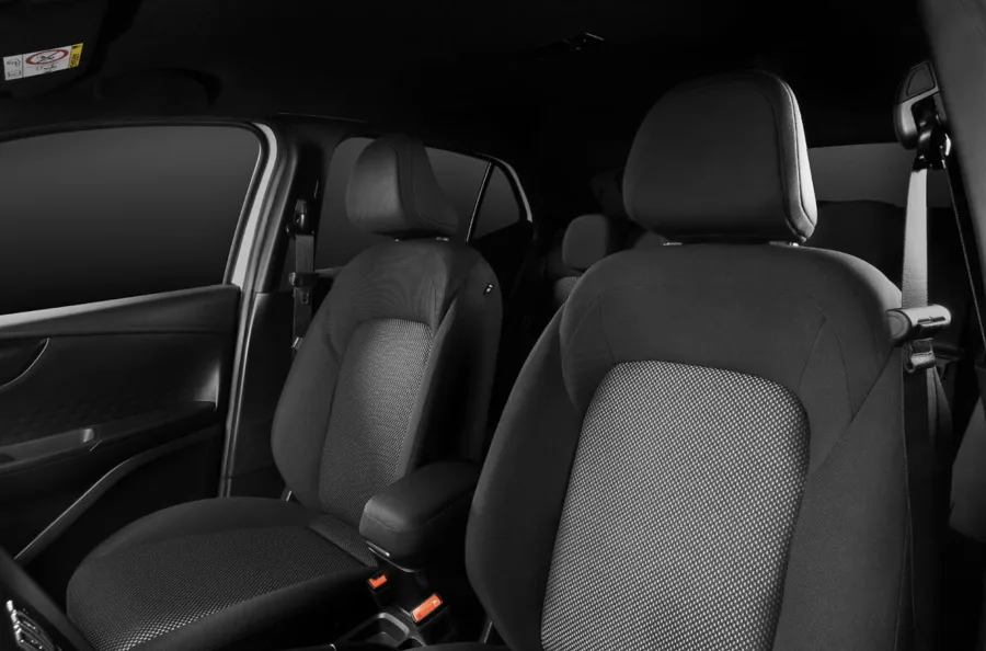 Comporta 5 ocupantes, oferece ar digital, 4 airbags, ESP, ISOFIX e multimídia com espelhamento. O porta-malas de 320 litros atende bem o uso urbano e eventual viagem.