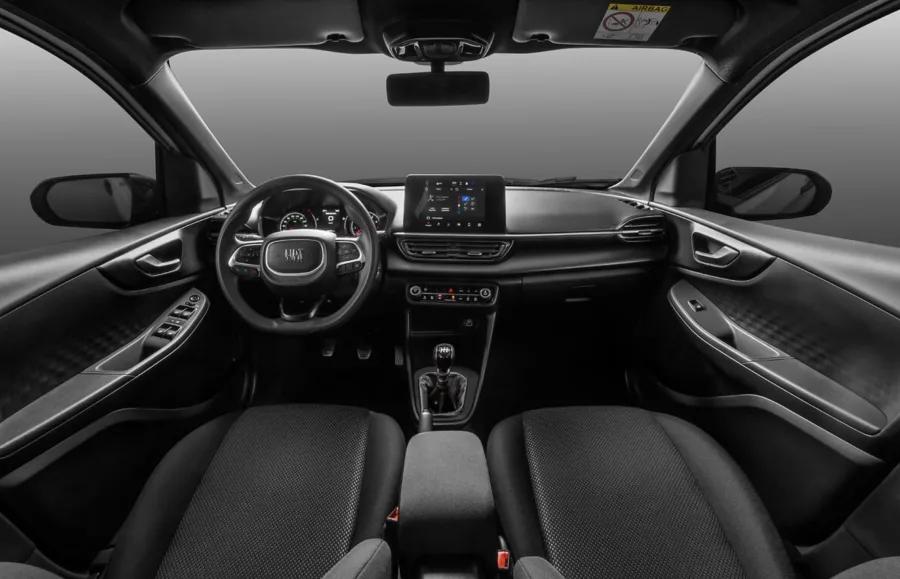 O câmbio manual de 5 marchas é fácil de usar e bem escalonado para o dia a dia. A direção elétrica é leve e o carro tem bom raio de giro, com 10,5 metros.