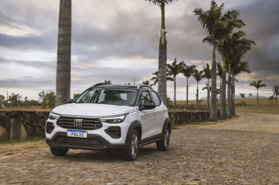 Motor 1.3 Firefly entrega até 107 cv com etanol e 98 cv com gasolina. Tem desempenho equilibrado e atende bem no uso urbano e rodoviário leve.