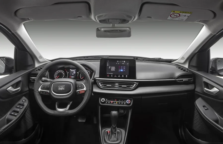 O câmbio CVT de 7 marchas simuladas garante condução suave. Direção elétrica e tração dianteira tornam o uso diário prático e fácil.