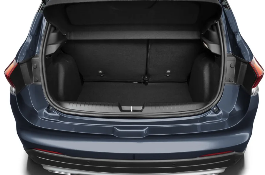 É ideal para o uso urbano e pequenas viagens. O espaço interno é bom, mas o porta-malas de 320 litros pode limitar famílias. O desempenho é equilibrado e a suspensão lida bem com pisos irregulares.