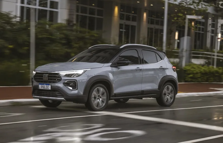 Nos números oficiais, o consumo urbano melhora e a autonomia passa dos 600 km, mas o ganho aparece com o tempo, mais claro na cidade do que em trajetos rodoviários.