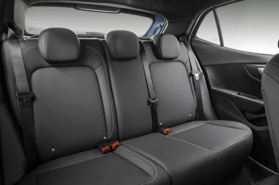 O interior comporta até 5 pessoas, com bancos de couro, ar-condicionado automático e painel bem resolvido. Conta ainda com central multimídia, controle de estabilidade, airbags e frenagem automática de emergência.