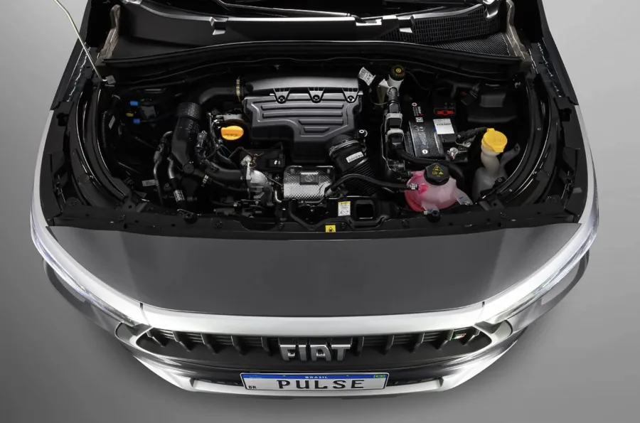 O motor 1.0 turbo segue o mesmo, com desempenho conhecido e câmbio CVT, sem sensação elétrica ou silêncio extra, apenas funcionamento mais suave ao longo da rotina urbana.