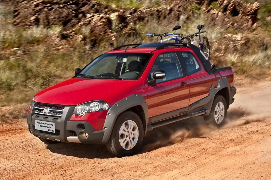 A Fiat Strada 2014 oferece versões Working, Trekking e Adventure que atendem do trabalho urbano ao uso fora de estrada, combinando robustez, praticidade e conforto em diferentes configurações de cabine.