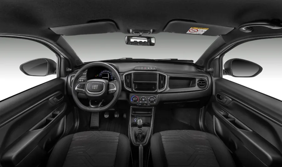 Câmbio manual de 5 marchas e tração dianteira tornam o uso simples e direto. A direção elétrica reduz o esforço e garante manobras fáceis, mesmo com a caçamba carregada.