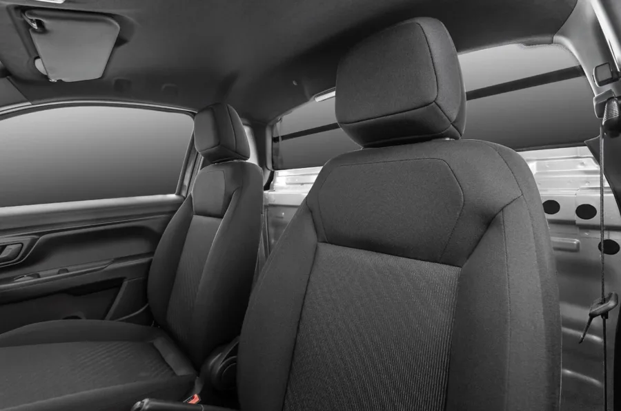 Com espaço para dois ocupantes, ar-condicionado e ajuste de volante, a Strada entrega conforto básico e boa visibilidade. Traz airbags, ABS, controle de tração e estabilidade.