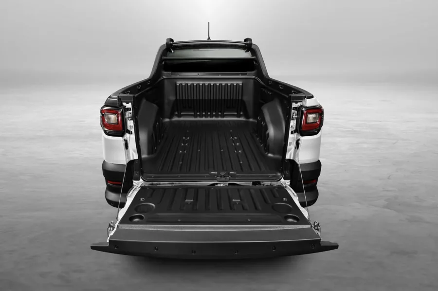 Caçamba de 1354 litros e capacidade de carga útil de 720 kg tornam a picape ideal para transporte de mercadorias, equipamentos e materiais, com suspensão reforçada e estrutura robusta.