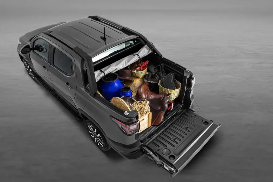 A caçamba ampla de 844 litros e capacidade de carga de 650 kg fazem da Fiat Strada Ranch 2025 uma picape prática e robusta, ideal para transporte leve e tarefas do dia a dia.