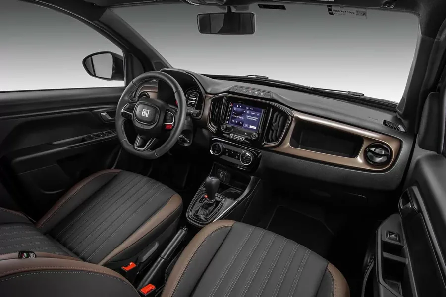 A tração dianteira e o câmbio CVT de 7 marchas tornam a condução leve e precisa, com direção elétrica que facilita manobras em locais estreitos.