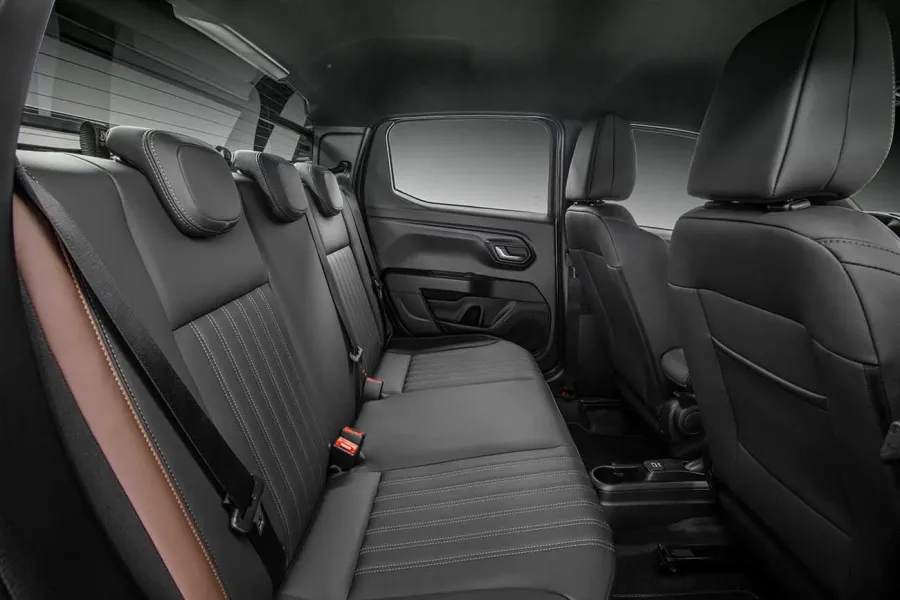 Interior com cinco lugares, bancos em couro e bom acabamento. Caçamba de 844 litros e carga útil de 650 kg tornam a Strada Ranch ideal para uso misto entre lazer e trabalho.