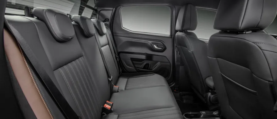 Comporta até 5 ocupantes e traz bancos em couro, ar digital, multimídia, direção elétrica e controle de estabilidade, priorizando conforto e segurança.