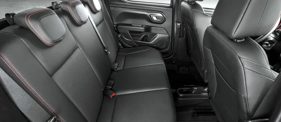 O interior acomoda cinco pessoas com conforto adequado, enquanto a caçamba de 844 litros e a carga útil de 650 kg oferecem praticidade para transporte e lazer.
