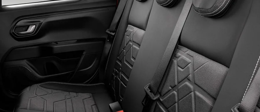 O interior acomoda cinco pessoas, traz ar-condicionado, direção elétrica e multimídia com espelhamento de celular. Conta ainda com airbags, controle de tração e estabilidade, além de ISOFIX.