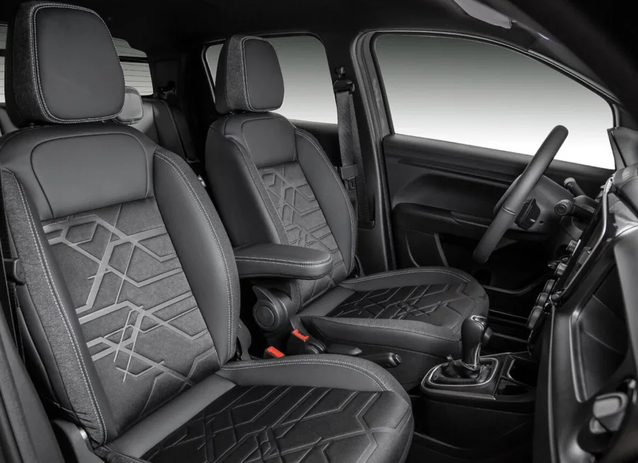 A Fiat Strada Volcano 1.3 CD AT 2026 acomoda até 5 pessoas, tem cabine dupla espaçosa, direção elétrica, ar-condicionado, central multimídia e bom pacote de segurança com 6 airbags e controles eletrônicos.