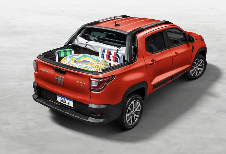 A caçamba leva até 600 kg e é prática para transporte leve, com acesso fácil e bom acabamento interno.