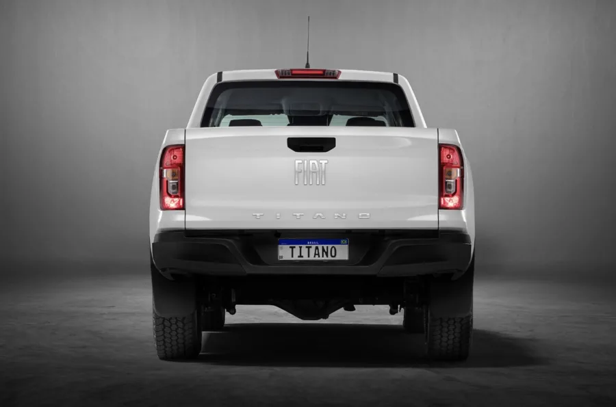 O consumo é de 10,5 km/l em ciclo urbano e rodoviário, com tanque de 80 litros e autonomia total de 840 km, ideal para longas jornadas sem paradas frequentes.