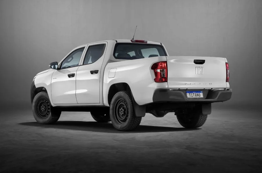 O câmbio manual de seis marchas facilita o controle de torque em baixas rotações. As trocas são curtas e diretas, boas para trabalho pesado e uso em estrada de terra.