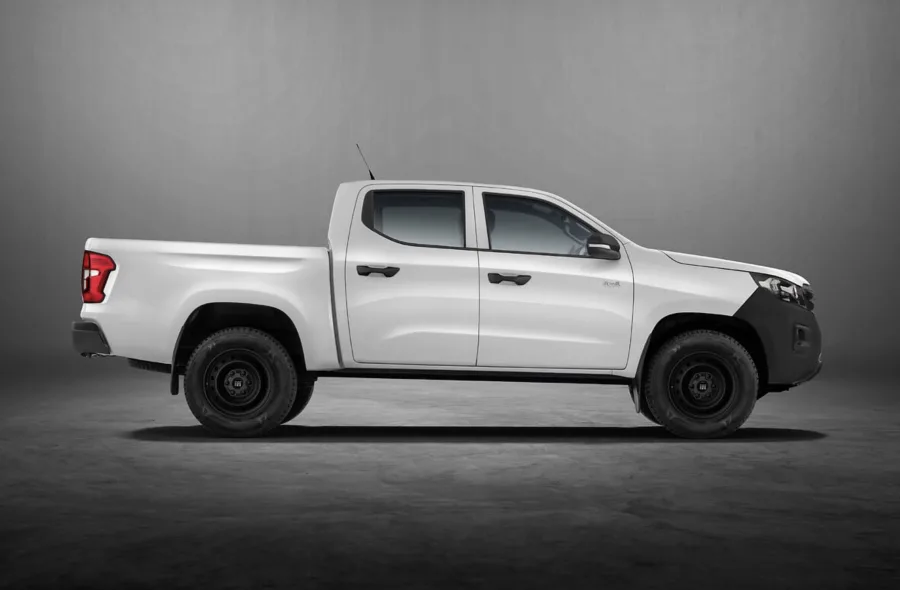 A caçamba comporta 1.109 litros e suporta até 1.020 kg de carga útil, permitindo transportar equipamentos agrícolas, ferramentas ou materiais com eficiência.