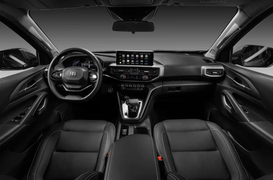 O câmbio automático de 8 marchas e a tração integral sob demanda garantem condução suave. A direção elétrica e o ajuste do volante em altura e profundidade aumentam o conforto no uso diário.