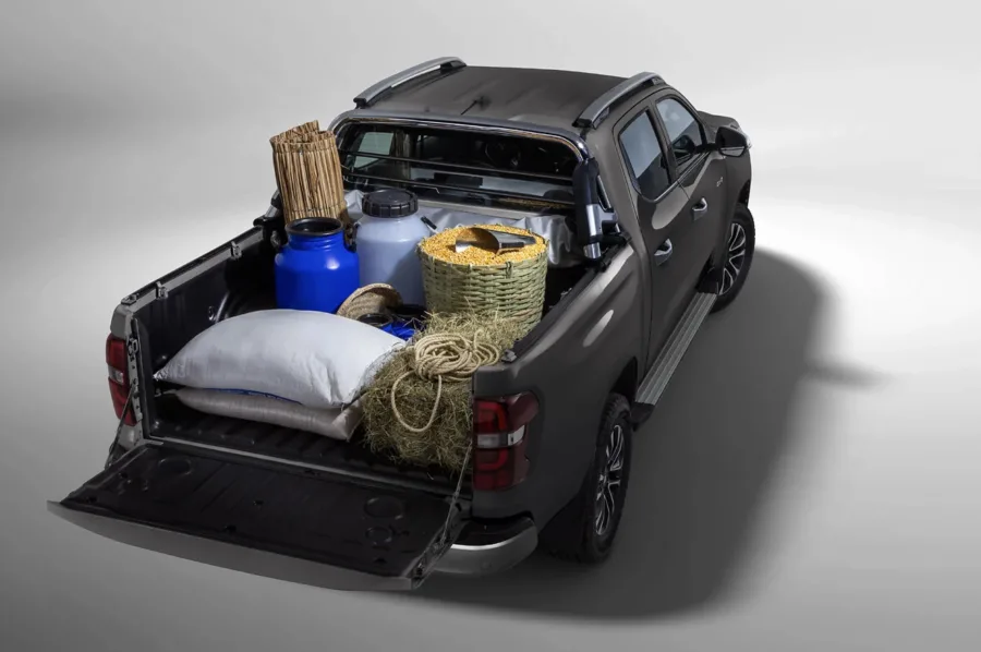 A caçamba tem capacidade de 1.109 litros e suporta até 1.020 kg, ideal para transporte de carga.