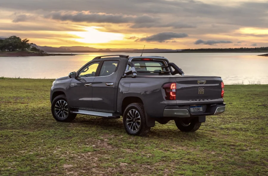 Com consumo de 9,9 km/l na cidade e 10,8 km/l na estrada, a autonomia chega a 864 km. O tanque de 80 litros garante longas viagens sem reabastecimento frequente.