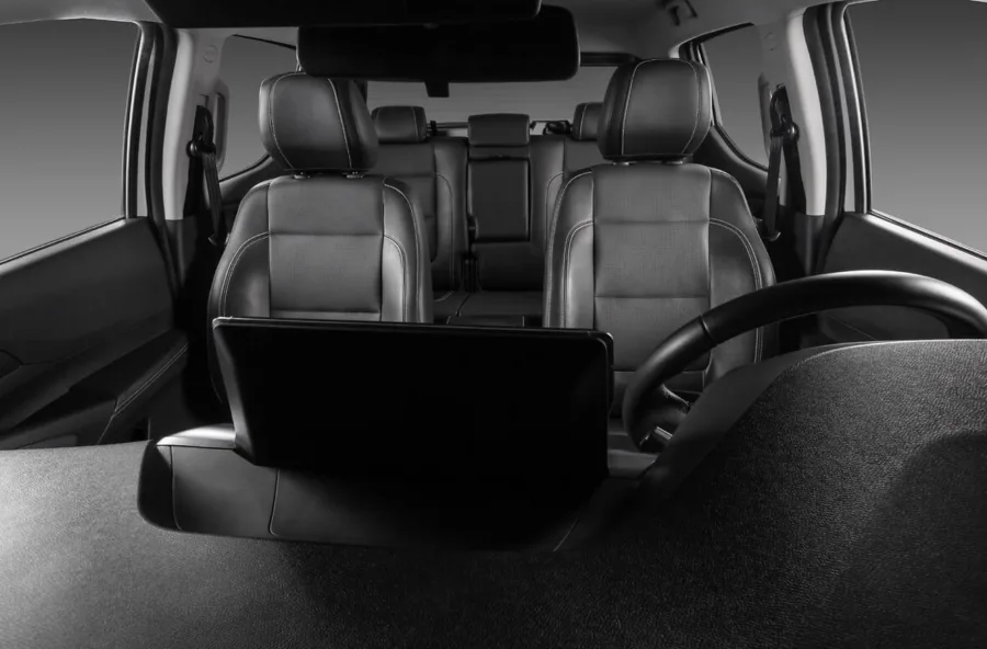 A cabine acomoda 5 ocupantes, com bancos em couro e ajustes elétricos. Conta com ar-condicionado digital dual zone, controle de cruzeiro adaptativo, alerta de colisão e câmera 360 graus.