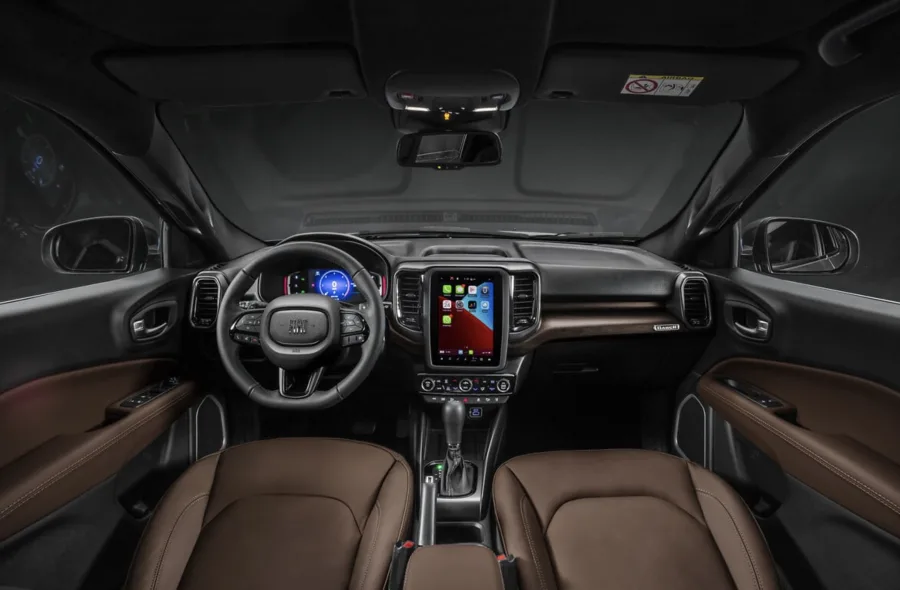 A transmissão automática de nove marchas proporciona trocas suaves e rápidas, oferecendo conforto em congestionamentos e eficiência em velocidade de cruzeiro, com tração integral sob demanda.